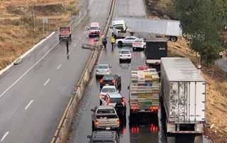 El tráiler del servicio público federal quedó atravesado en tres carriles