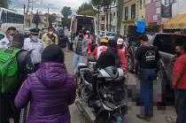 #Toluca: Motociclista se estampa contra puerta y queda herido