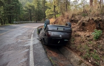 #DeÚltimoMinuto: Volcadura automovilística en la #Toluca-Ciudad Altamirano