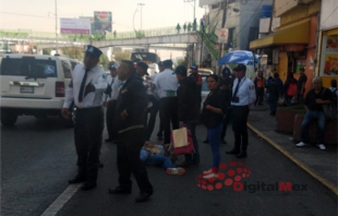 #Video: Autobús arranca y tira a pasajera con bebé, en #Toluca