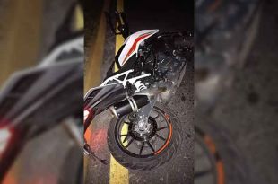 La víctima viajaba en una motocicleta de color negro con blanco.