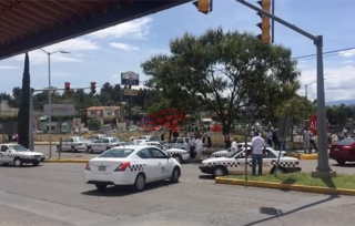 Ixtapan de la Sal: taxistas bloquean accesos por ruletero detenido