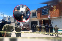 En el interior del inmueble fueron localizados diversos uniformes, equipo táctico, así como decenas de dosis de estupefacientes y básculas grameras.