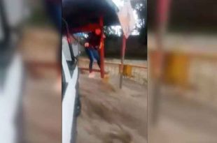 #Video #Increíble: Mujer queda atrapada en parabús en medio de inundación, en Edoméx