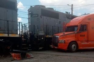 El tráiler pretendió ganarle el paso al ferrocarril