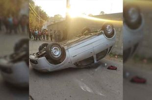 La unidad quedó con las llantas hacia arriba, a un costado de la carretera hacia Amanalco de Becerra.