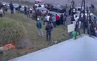 Abandonan a hermanos en cajuela de coche en Zinacantepec