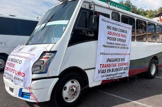 Transportistas de carga y pasajeros se concentran en la caseta de San Cristóbal, sobre la México-Pachuca, sin bloquear el paso de vehículos.