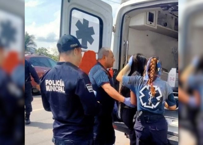 Paramédicos de Protección Civil atendiendo a las afectadas.