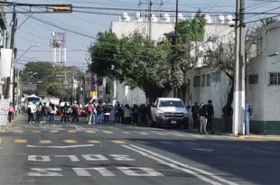 Trabajadores del Instituto de Salud del Estado de México bloquean el tránsito sobre la calle de Independencia