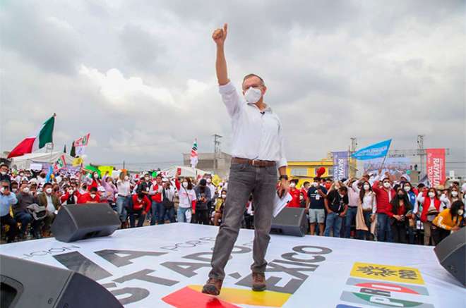 Entre porras, pancartas y aplausos, el candidato de la coalición, agradeció el apoyo de los toluqueños