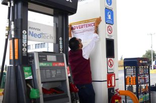 La Procuraduría Federal del Consumidor (Profeco) colocó lonas en estaciones que venden gasolina y diésel por encima de lo acordado.