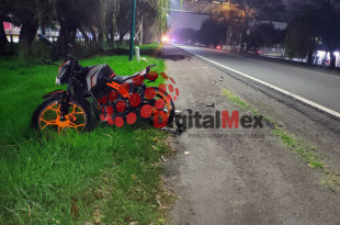 La motocicleta Vento color negro con naranja quedó a un costado de los carriles centrales de Paseo Tollocan