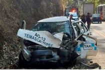 Un choque frontal entre un autobús de pasajeros y un taxi