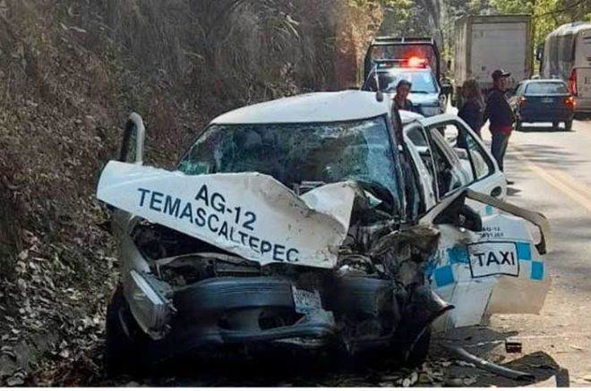 Un choque frontal entre un autobús de pasajeros y un taxi 