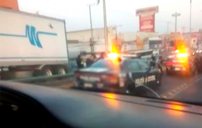 Arrojan cuerpo de un presunto policía desde un auto en Coacalco