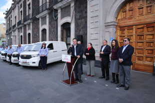 Díaz Juárez señaló que la entrega de estos vehículos utilitarios dignifica una función fundamental, garantiza traslados seguros para documentos oficiales y personal operativo.