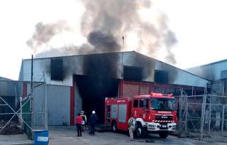 Debido a que en la zona se formó una gran columna de humo, al sitio arribaron vulcanos de los municipios circunvecinos