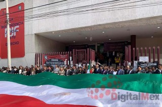 Los empleados llevaron a cabo un acto simbólico a las 13:00 horas donde ondearon una bandera de México, mostrando que el levantamiento del paro no significa que hayan renunciado a su postura.