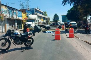 Muere mujer motociclista tras ser arrollada por un tráiler en Tultitlán