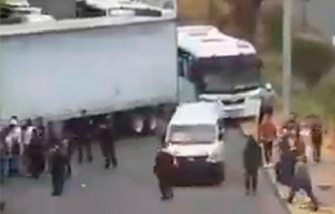 #Video: Tráiler “se lleva” combi de pasajeros en #CuautitlánIzcalli