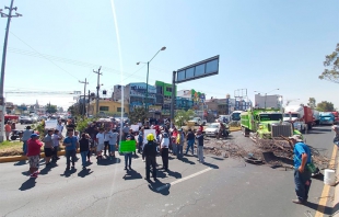 #Video: Con ramas vecinos bloquean la Avenida Central en #Neza para exigir agua