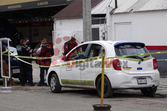 La víctima quedó a bordo de un Nissan con placas de circulación A-302-JTG