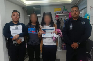 Suri, de 18 años, auxiliada por policías de Ecatepec