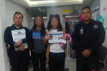 Suri, de 18 años, auxiliada por policías de Ecatepec