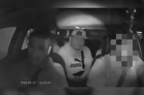 Cámaras dentro de la unidad captaron el momento en que falsos pasajeros amagaron y despojaron de su vehículo a un conductor de aplicación en Cuautitlán.
