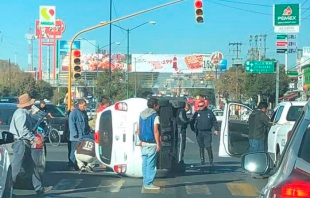#Toluca: Choca taxi contra camioneta y vuelca, en la López Mateos