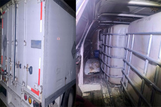 Allí observaron cuatro vehículos de diferentes características y dimensiones, que en su interior tenían bidones y tambos cargados de aparente combustible