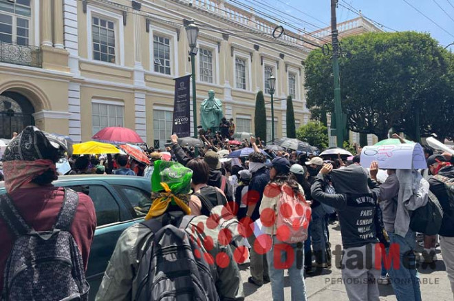Además del rechazo al actual proceso, las y los estudiantes pidieron atender el deterioro de sus espacios académicos y aplicar la gratuidad a la que tienen derecho como estudiantes de una institución pública.