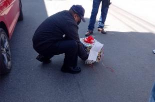 Dejaron una caja de regalo en el toldo del vehículo