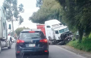 Choca tráiler en la Toluca-Tenango; tránsito lento