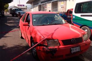 El reporte policial indica que el hombre tripulaba un auto de color rojo