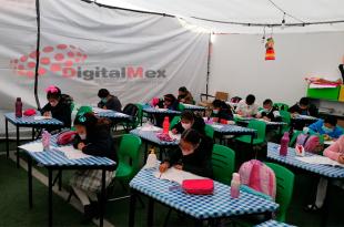 Por el momento los alumnos trabajan en carpas adaptadas con un recubrimiento de plástico