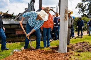 En la comunidad de Los Platitos, el alcalde dio el banderazo de arranque de una electrificación en el camino a la Ciénega.