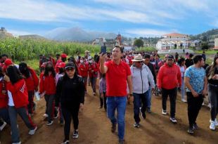 Diego Moreno Valle estuvo acompañado por delegados, regidoras, regidores, niños y jóvenes de kínder, primaria y secundaria, además de padres de familia y vecinos de la localidad.