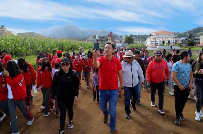 Diego Moreno Valle estuvo acompañado por delegados, regidoras, regidores, niños y jóvenes de kínder, primaria y secundaria, además de padres de familia y vecinos de la localidad.