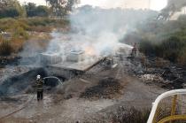 Alrededor de seis alcantarillas que sirven como respiraderos del Río de los Remedios se incendiaron.