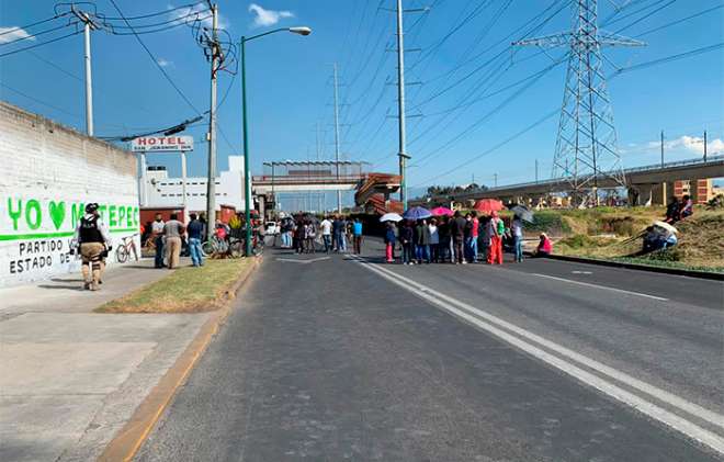 Por lo que los vecinos bloquearon la vialidad para exigir que el Ayuntamiento de Metepec resuelva la situación