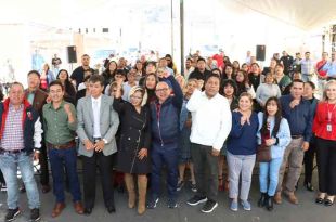 Vecinos de Zinacantepec celebran la entrega de alumbrado público en vialidad principal.