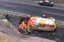 El camión de carga terminó severamente dañado luego de caer a la carretera de cuota en la México–Toluca