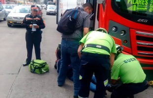 Tira camión a una mujer al arrancarse y la deja lesionada en Toluca