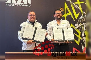 Firma de un convenio entre el presidente municipal de Toluca, Ricardo Moreno Bastida, y el presidente municipal de Almoloya de Juárez, Adolfo Solís Gómez.