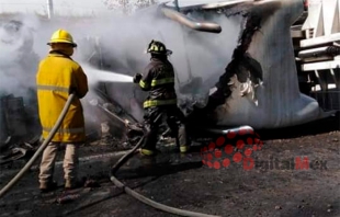Vuelca tráiler y se incendia en la Toluca-Atlacomulco