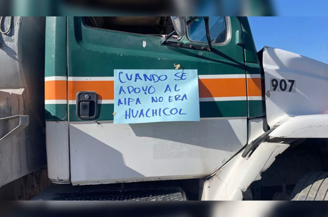Con cartulinas que dicen “Cuando se apoyó al AIFA no era huachicol”, los ejidatarios denuncian que la medida afecta sus cultivos.