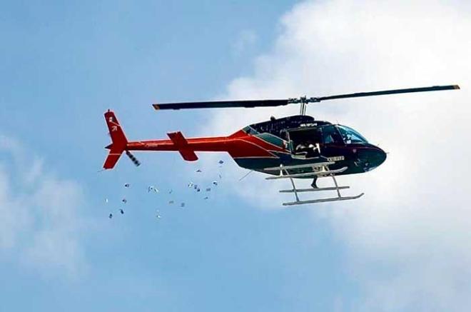 El helicóptero repartió la poesía del literato chileno Raúl Zurita.