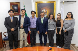 David Sánchez Isidoro con jóvenes en la Sesión de Cabildo Juvenil.